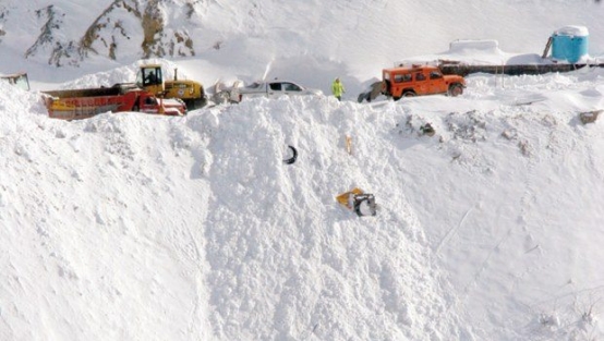 Çığ düştü: 3 kişi kayıp