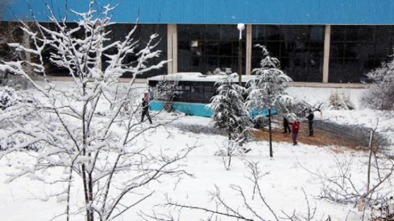 Halk otobüsü iş yerine uçtu!