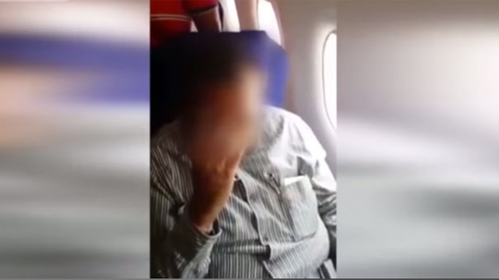 Uçakta taciz eden iş adamını rezil etti