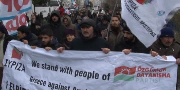 Eylemciler yol kapattı