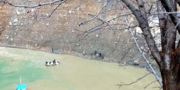 İş makinası operatörü suda kayboldu