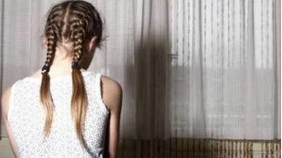 Küçük kızının görüntülerini çeken adamı...