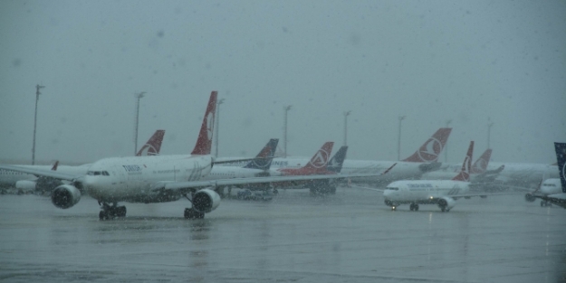 Kar hava ulaşımını vurdu