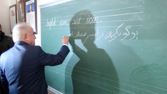 Validen ilkokul öğrencilerine Osmanlıca not