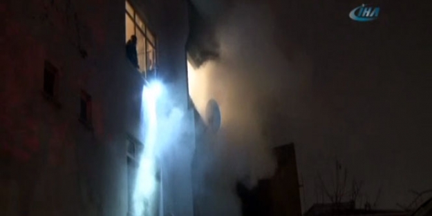 4 katlı bina alevlere teslim oldu!