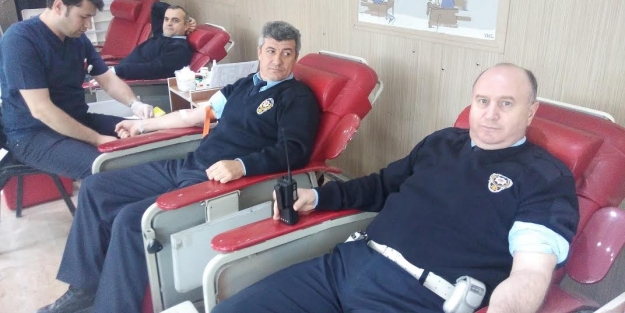 Polislerden kan bağışı...