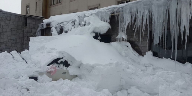 Uludağ’da araçlar kara gömüldü