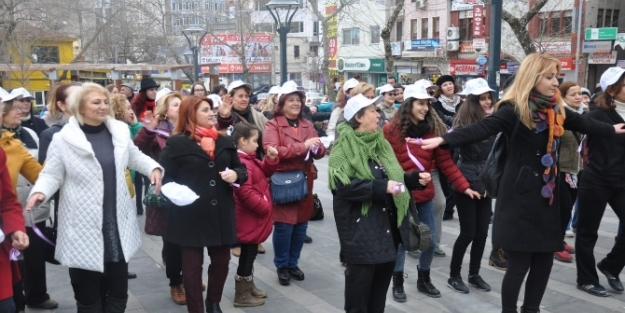 Kadına şiddete danslı protesto