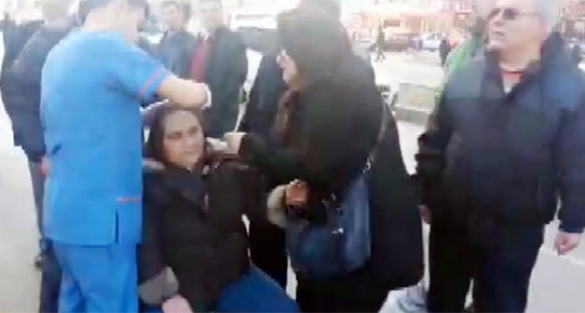 Yoldan geçerken kafasına halat düştü!