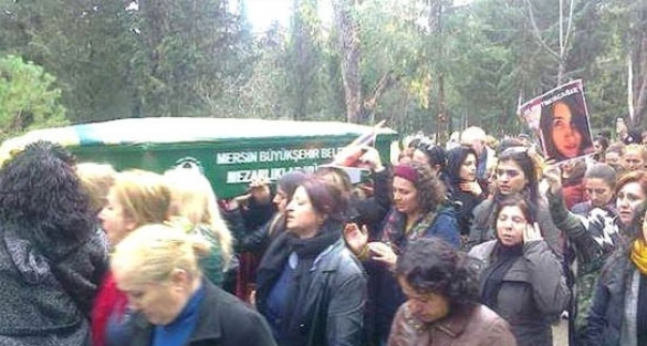 Özgecan'ın tabutunu kadınlar omuzladı!