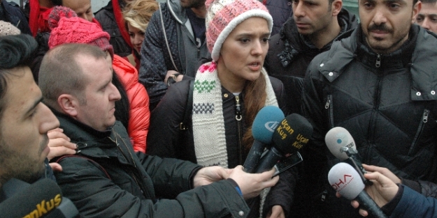 Ünlüler Özgecan için yürüdü