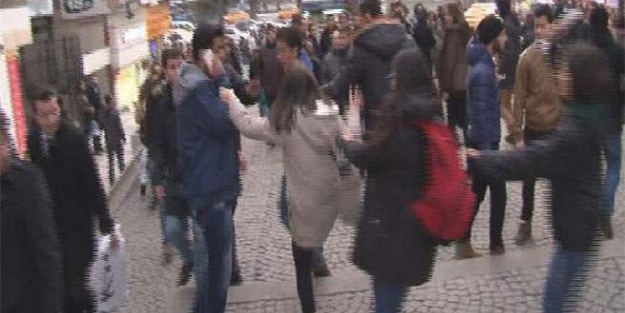 'Özgecan Aslan'ın protestosunda kadınlar adamı tekme tokat dövdü