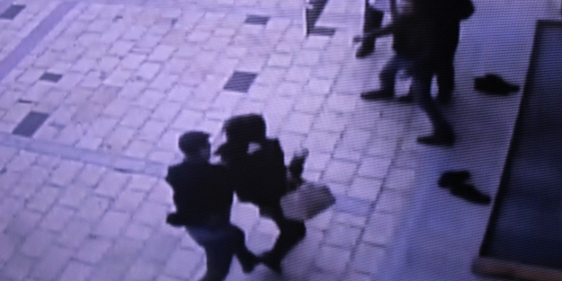 Cami avlusunda kadına dayak!