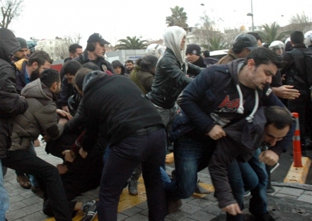 Grup Yorum üyeleri yaka paça gözaltına alındı