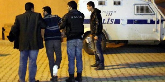 Göstericiler komiseri yaraladı!