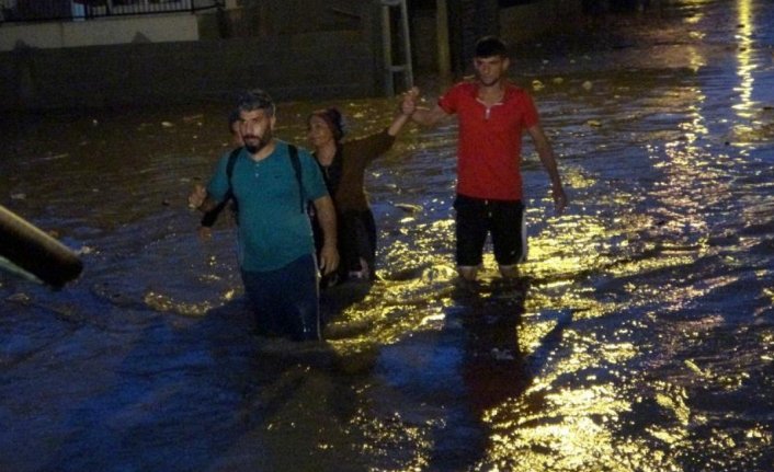 Sular altında kalan evde can pazarı!