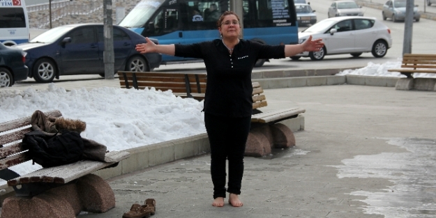 Çıplak ayakla Özgecan eylemi