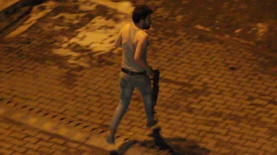 Polis atletle gösterici kovaladı!