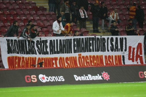 Galatasaray'dan Özgecan pankartı!