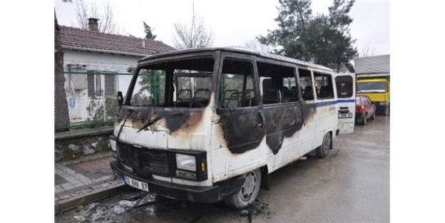 Küle dönen minibüste kundaklama şüphesi