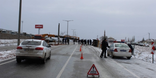 İşçi servisi devrildi