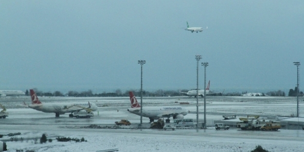 Hava ulaşımına kar engeli!