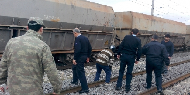 Feci son! Trenin önüne atladı!