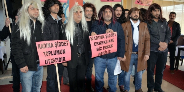 Erkeklerden peruklu 'Özgecan' eylem