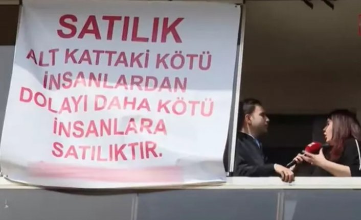 Gören şaşkına döndü! Evini satılığa çıkarıp bu pankartı astı