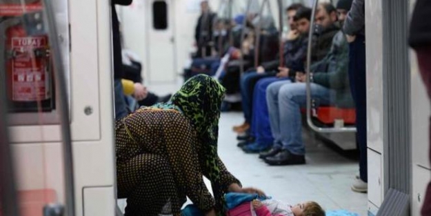 Bebeklerini metroda ısıtmaya çalıştılar...