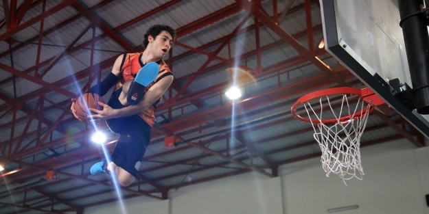 Uçan basketbolcular nefes kesti