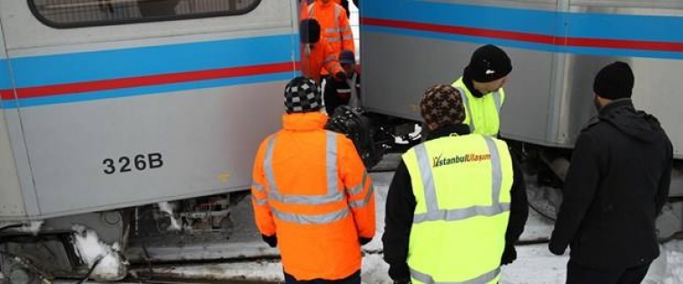 Tramvay raydan çıktı