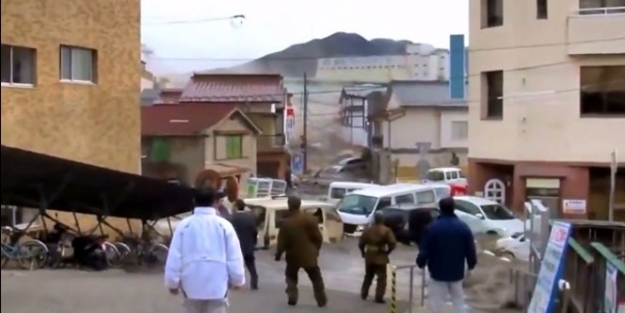 Dev dalgalar bir anda geldi!