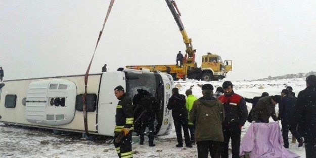 Yolcu midibüsü devrildi! 14 yaralı!