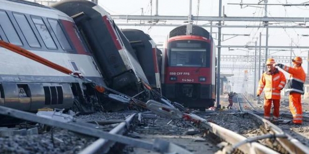 2 yolcu treni çarpıştı!