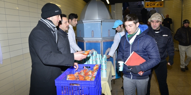 Soğuk havada üşüyenlere sıcak çorba