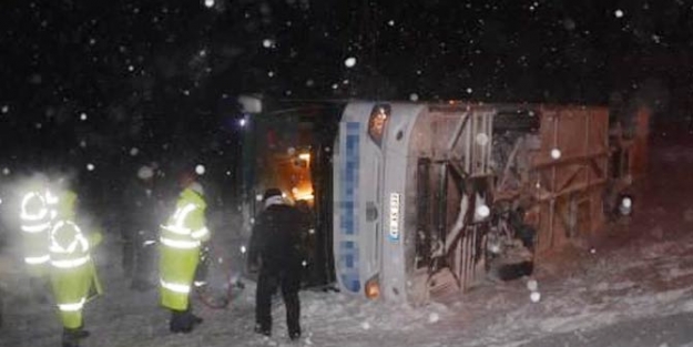 Yolcu otobüsü devrildi! 25 yaralı