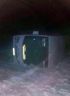 Yolcu midibüsü devrildi! 13 yaralı!