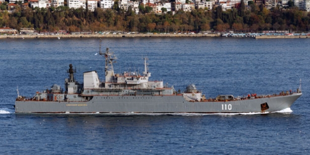 Rus savaş gemileri Boğaz'dan geçti