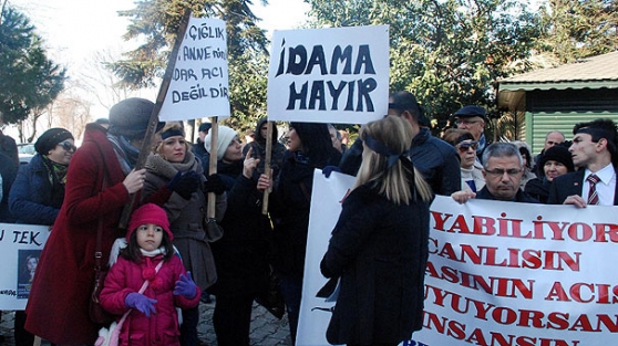 Özgecan protestosunda 'İdama hayır' yazılı döviz
