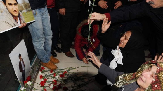 Bıçaklanarak öldürülen gencin ailesi eylem yaptı