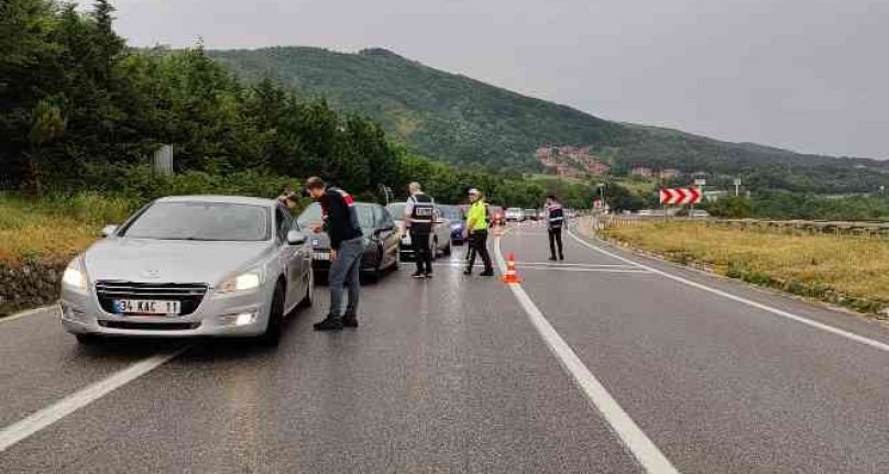 Bursa'da izinsiz yürüyüş! Geçişe müsaade edilmiyor...