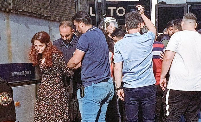 Konser yasaklarını protesto eden gençlere polis müdahale etti