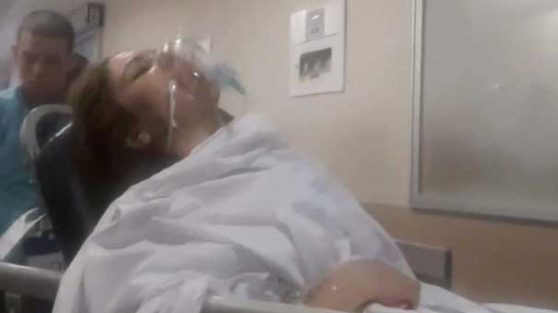 Öğrencilerin gözü önünde eşini bıçakladı!