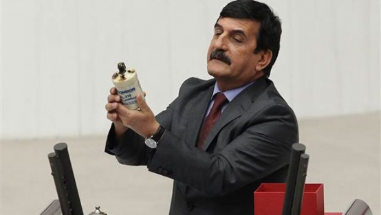 CHP'li vekil kürsüye el bombasıyla çıktı!