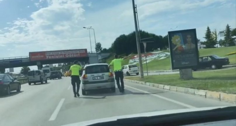 Bursa'da yolda kalan otomobilin yardımına polisler yetişti