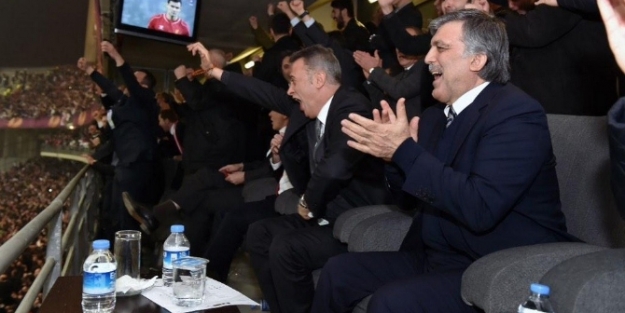 Abdullah Gül’den galibiyet pozu