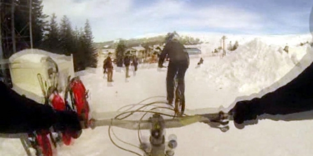 Karın üzerinde bisiklet keyfi