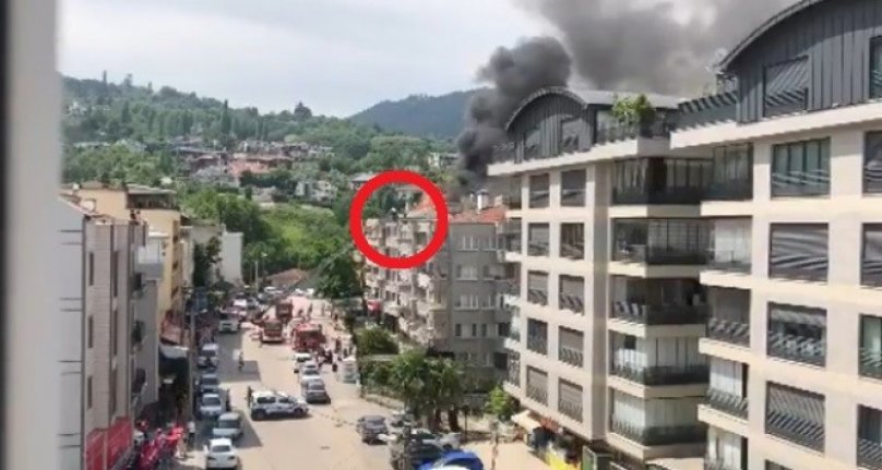 Bursa'da apartmanda korkutan yangın! 3 kişi çatıda mahsur kaldı