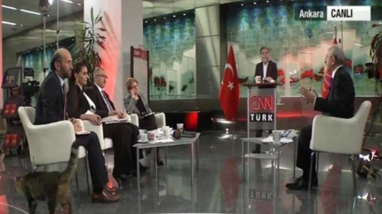 Kılıçdaroğlu konuşurken geçti Twitter'ı salladı